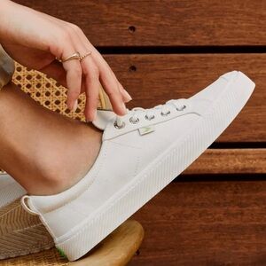 Cariuma Off-White Canvas Oca Low Sneaker